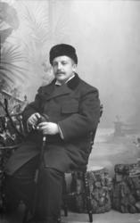 Portrett. Mann, sittende. Samson Nania (?)