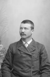 Portrett. Ung mann. Brystbilde. G.O. Haaen