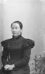 Portrett. Ung kvinne. Brystbilde. Berte Erlandsrud