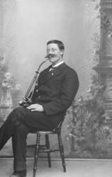 Portrett. Ung mann, flott mustasje, langpipe. O.A.Haugen