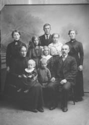 Gruppe. Jakob Flatmoen med kone og åtte barn