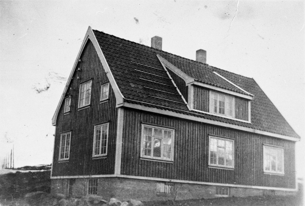 Heimehuset på garden til Albert R. Auglend (24.2.1886 - 12.7.1957). Huset er rive, men Elin Haugland Vestly (18.5.1959) bur på eigendomen i dag (2004). Kringsjå/Elisberget (Auglendsfeltet)