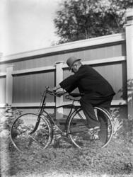 mann og sykkel ca 1900. racestyre. hatt. Samlingen har tillh