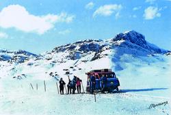 Snowmobil foran Bitihorn i Jotunheimen.