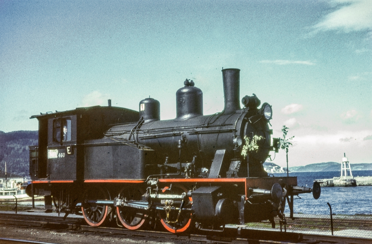Skiftelokomotiv på Trondheim stasjon. Damplokomotiv type 23b nr. 460.
