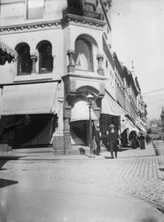 På hjørnet ved Steen & Strøm.