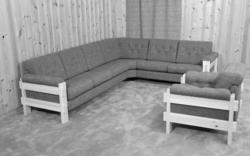 Hjørnesofa og lenestol.