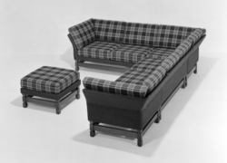 Sofagruppe. Hjørnesofa med tilhøyrande fotskammel.