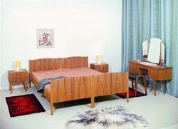 Soveromsmøblement. Seng, nattbord, kommode med speil og krak