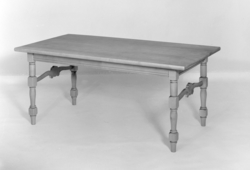 Spisebord med utskjeringar i tre.