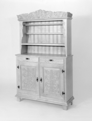 Skjenk/ skap med tallerkenhylle og utskjeringar i tre.