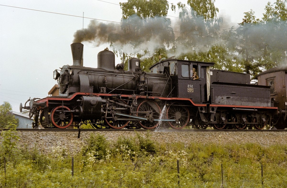 Underveis med veterantog mellom Hamar og Jessnes. Toget trekkes av damplokomotiv type 21b nr. 252.