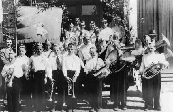 Spydeberg Guttemusikkorps i Spydeberg i 1948.

Ved fanen f