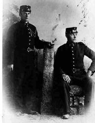 Portrett av to menn i uniform