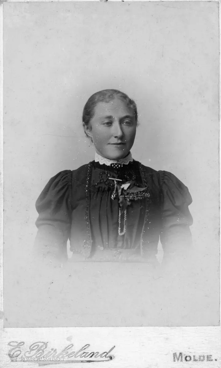 Ung dame, Maria Akselvoll født på Akslahaugen, 55-5 i 1872..Gigt med Peder Elias Andersen Magerøy