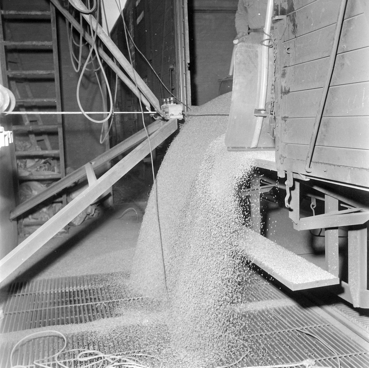 Lossing av jernbanevogn i Trondheim kornsilo på Ila Pir