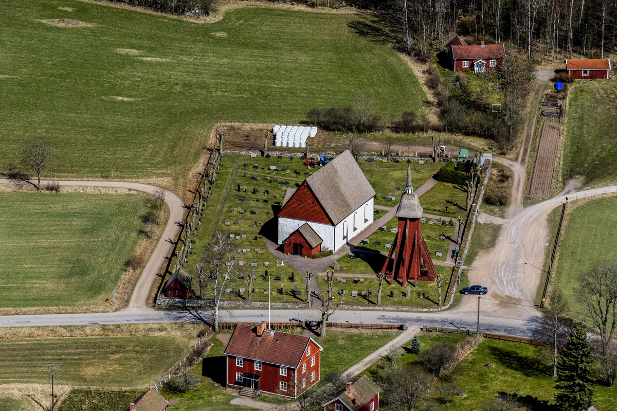Flygfoto över Mellby kyrka i Eksjö kommun.