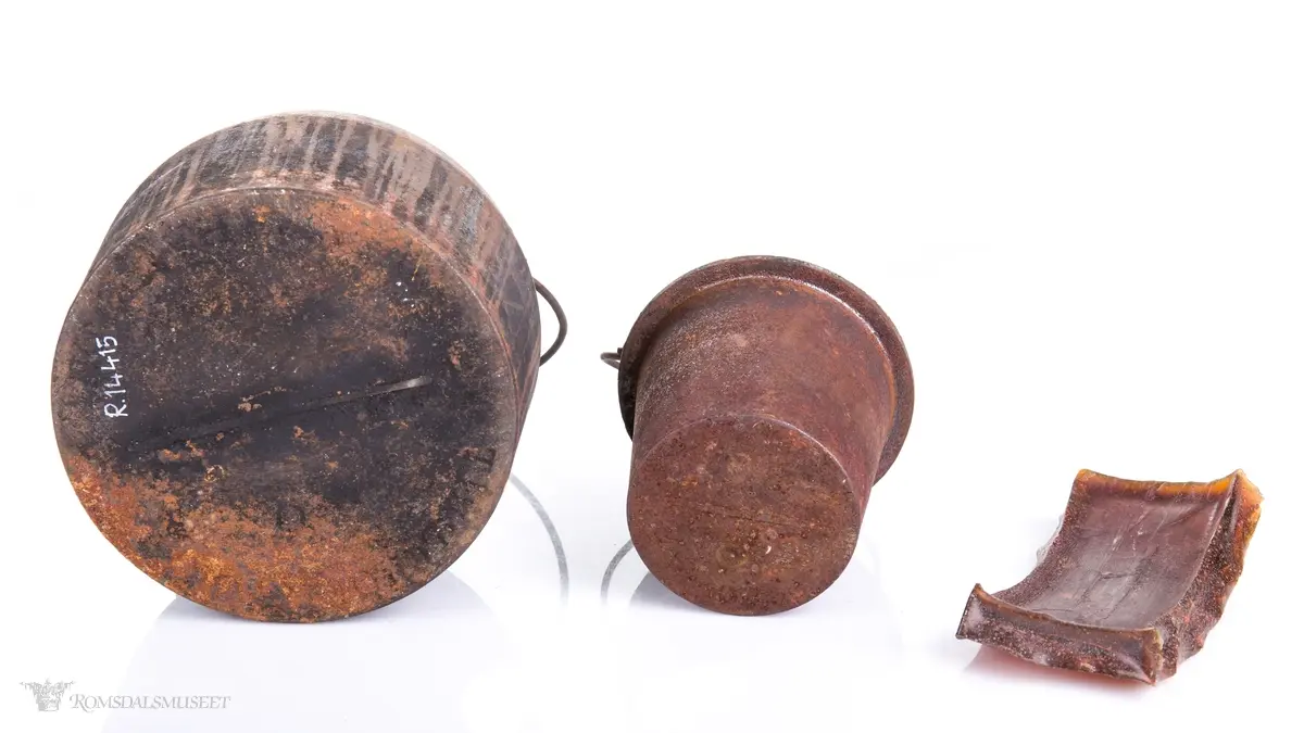 Består av en yttergryte til vannbad og en mindre limpotte innvendig. Både gryten og potten har hanke. Et stykke varmelim ligger ved gryten.

En limpotte er en beholder hvor trelim varmes opp. Limpotten består av en ytre, vannfylt beholder (varmelim tåler ikke å komme over kokepunktet) og en indre, emaljert potte, hvor limen ligger. At den indre potten er emaljert skyldes at limen heller ikke tåler å komme i kontakt med jern.