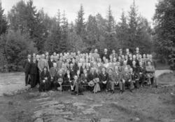 Gruppe med kvinner og menn.