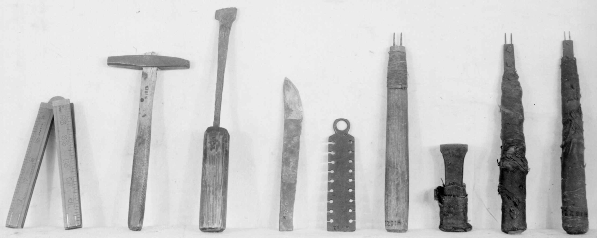 Sammenleggbar tommestokk av tre og metall med både cm og tomme som måleenheter.