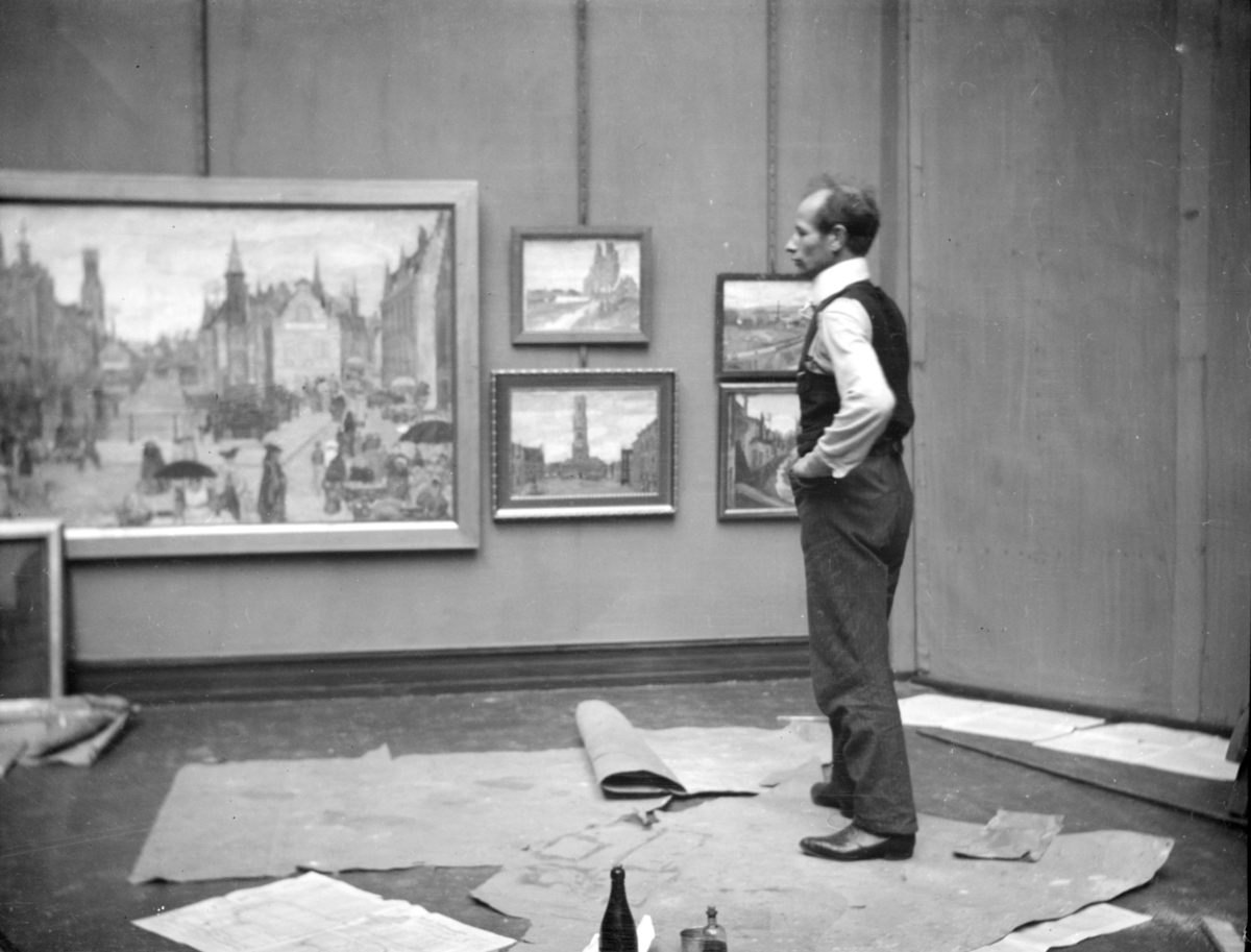 Arbeid med utstilling av malerier.
Antatt avbildet person, Anders Castus Svarstad. (født: 22. mai 1869, død 22. august 1943)
