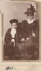 Studioportrett av kvinne og barn.