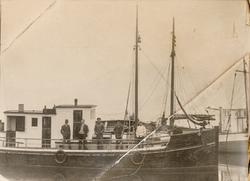 Menn oppstilt på dekket til en stor båt.