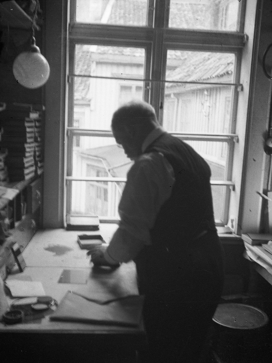 Fotografassistent Harald Rasmussen i arbeidsværelset hos Schrøder