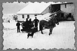 Kanefart på Haugland. F. v. : ukjent, (nabogutt m/topplue,),