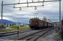 Motorvognsett type 68A i persontog 549 på Nakkerud stasjon