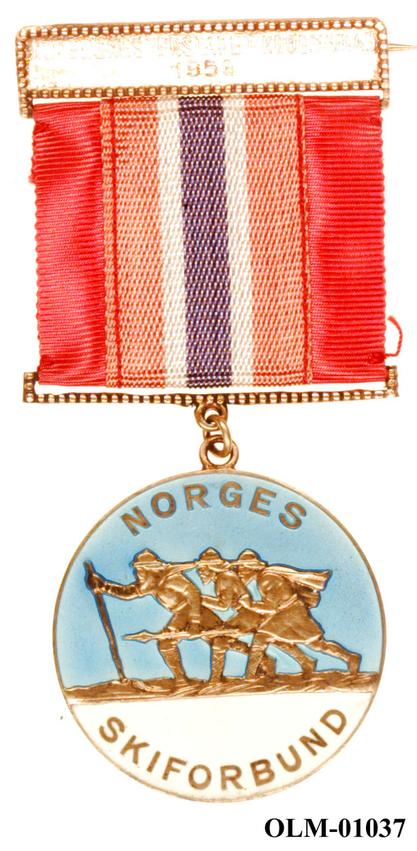 Inneholder 101 merker, pins og  medaljer.
Guttorm Berge tok tilbake samlingen 21.mai 1996.-notert i aksesjonsboken.
