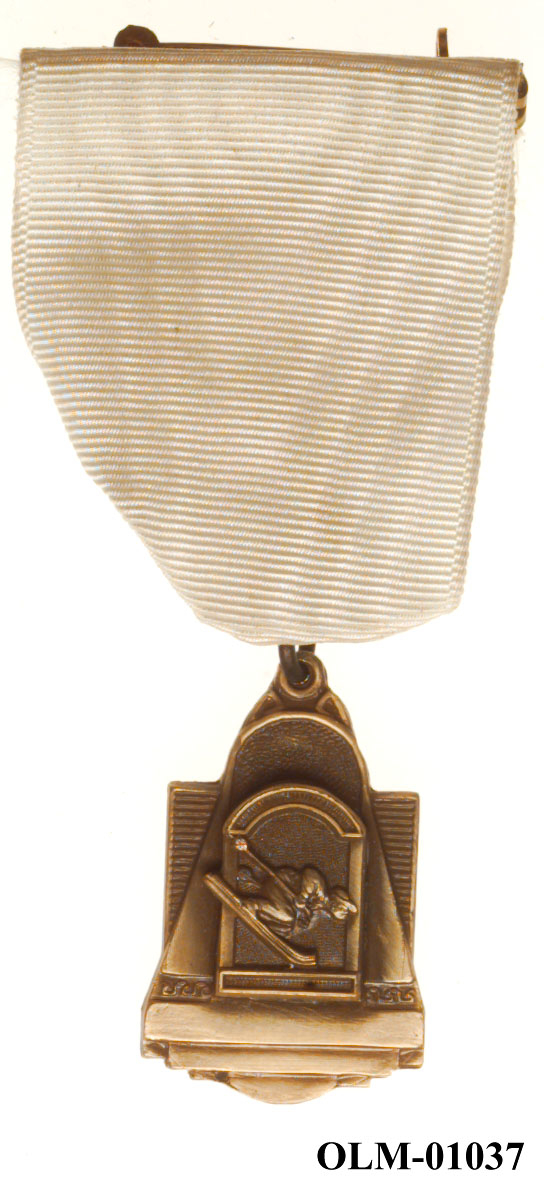 Inneholder 101 merker, pins og  medaljer.
Guttorm Berge tok tilbake samlingen 21.mai 1996.-notert i aksesjonsboken.