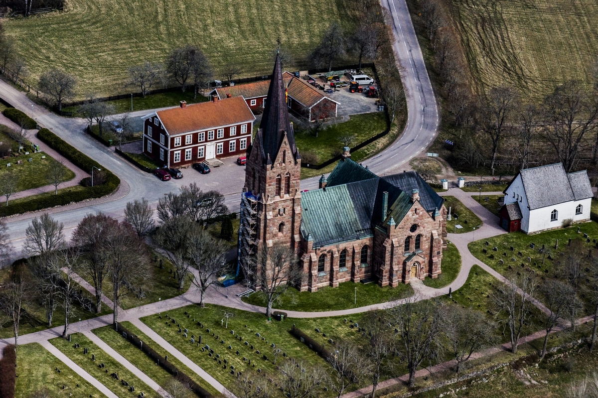 Flygfoto över Norra Solberga kyrka i Nässjö kommun.