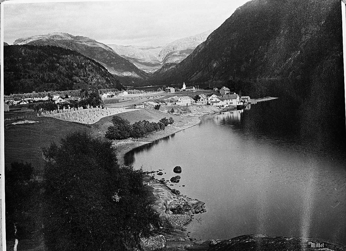 tettstad hotell kyrkje hus gardar fjell vatn