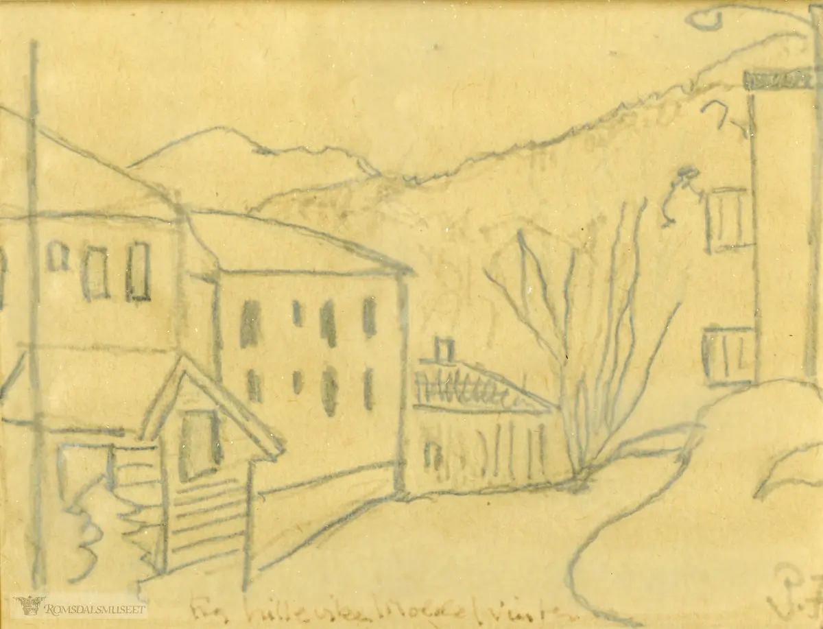 En gate med hus på begge sider. Et tre sentralt i motivet. En skogkledd ås og et fjell i bakgrunnen.