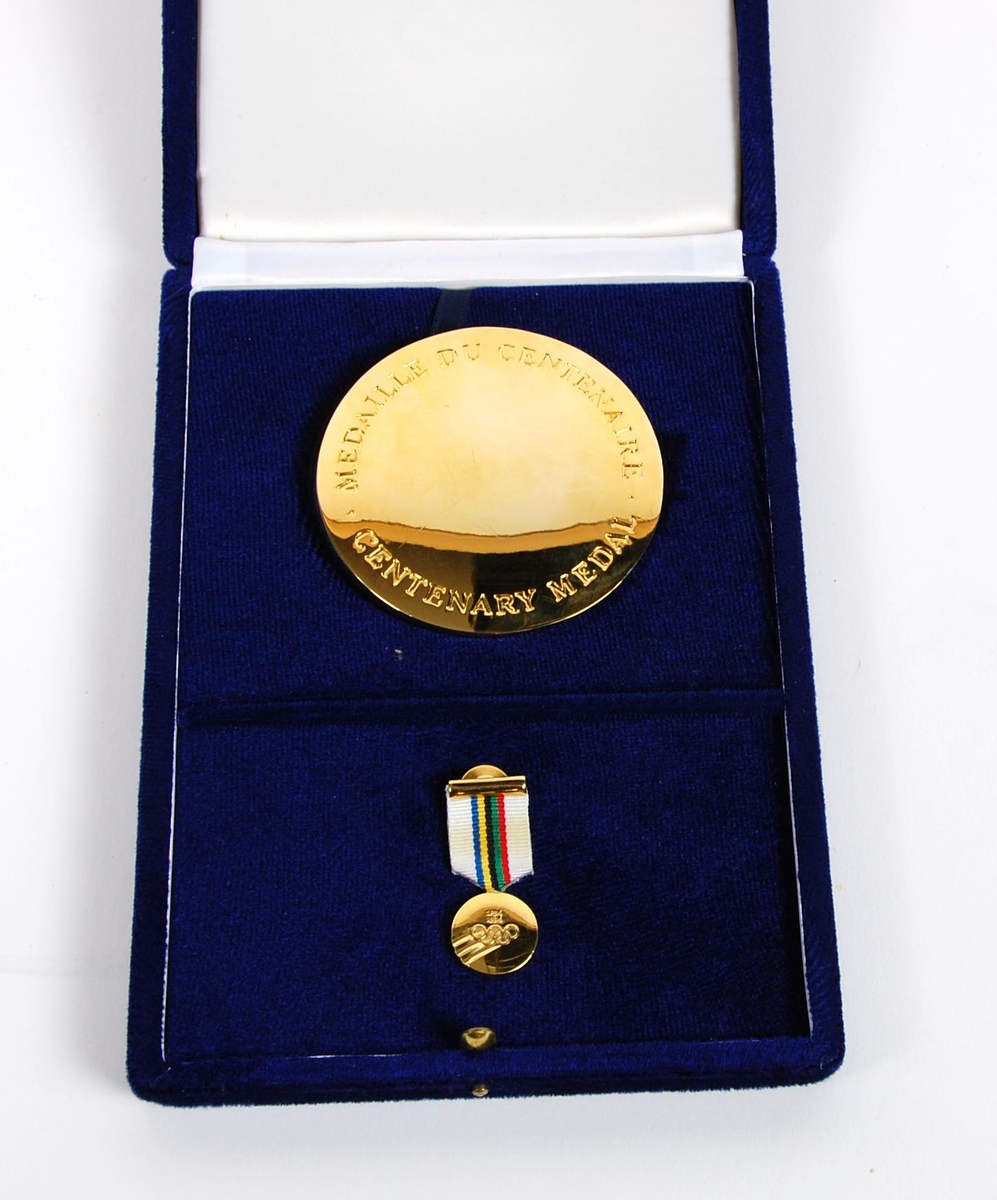 Medaljesett bestående av to gullfargede medaljer; en stor og en liten med opphengsbånd. Begge medaljene er preget med de olympiske ringene. De ligger i en blå eske. Esken har de olympiske ringene på lokket.
