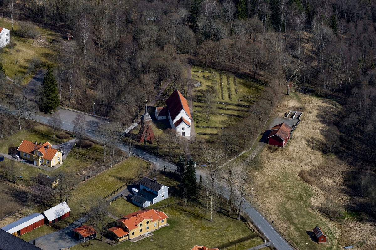 Flygfoto över Sandseryds kyrka i Jönköpings kommun.