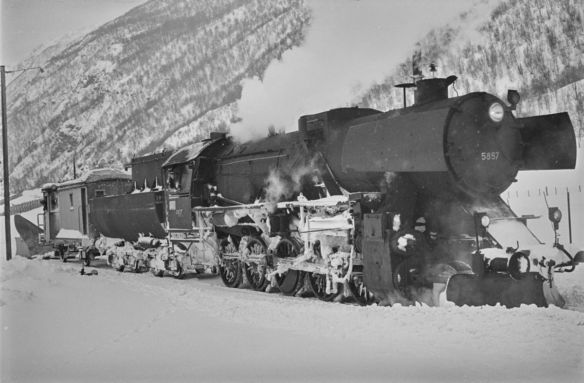 Snøryddingstog på Drivstua stasjon. Toget trekkes av damplokomotiv type 63a nr. 5857.