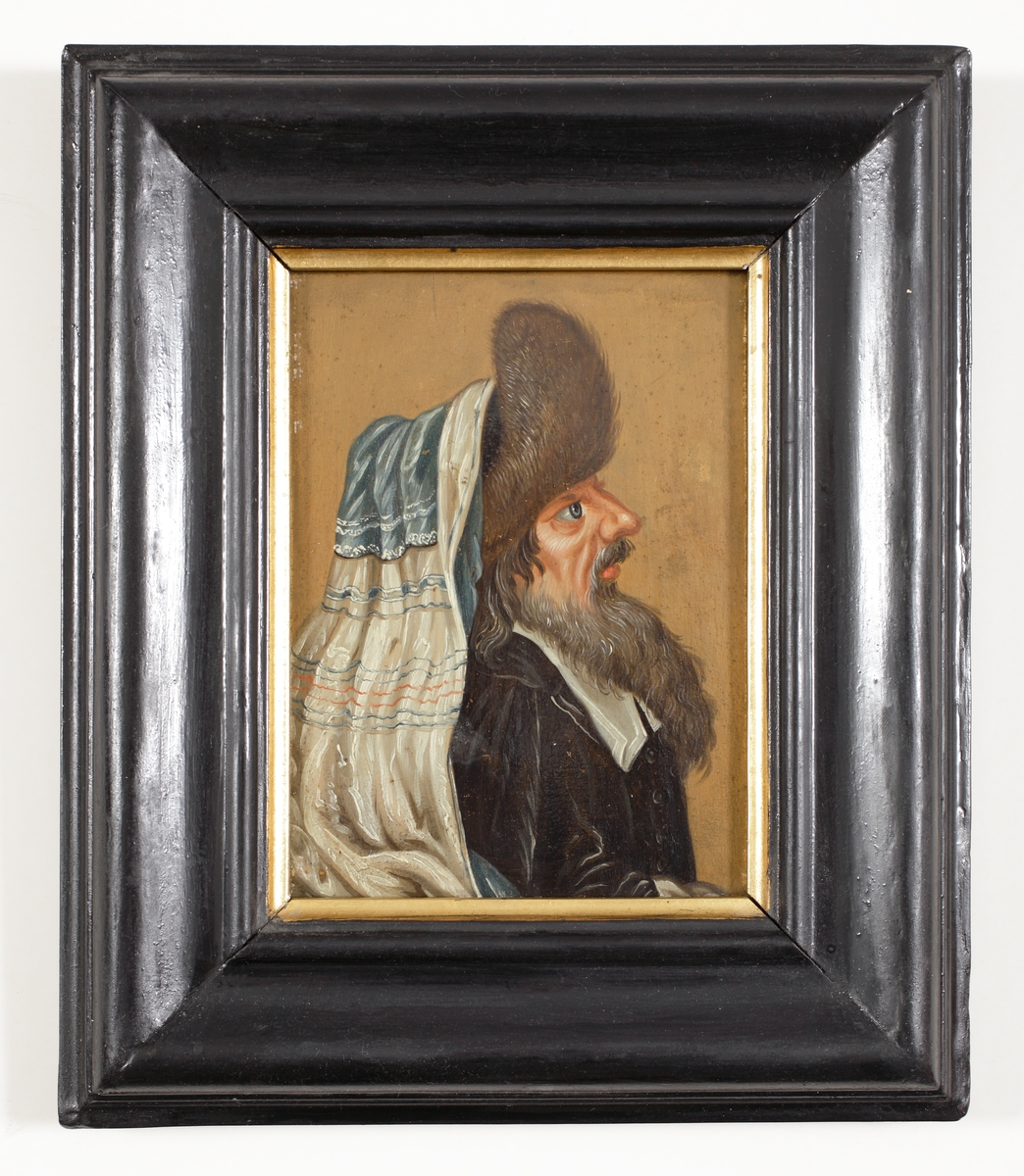 Oljemålning.
Genremålning föreställande äldre man med skägg, klädd i mörk rock, pälsmössa och blåvit sjal. 
Bröstbild, profil. 
Ej signerad. Tillskriven Pehr Hilleström d.ä. (1733-1816). 
På baksidan text.