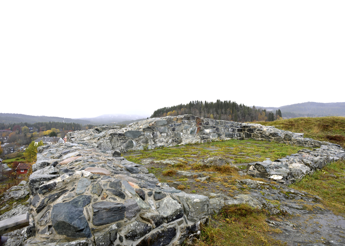Sion, borgruin. Restene av kong Sverre Sigurdsson borg, som ble grunnlagt vinteren 1183-84.