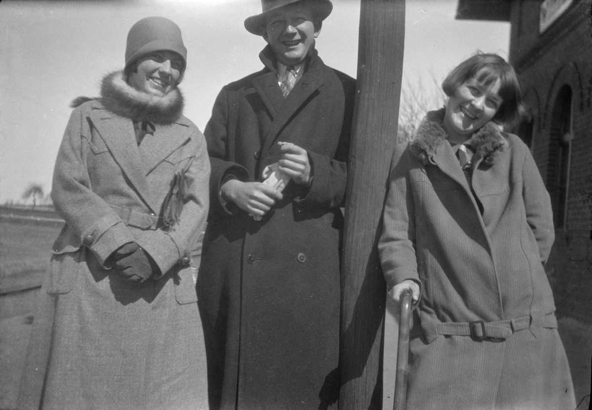 En mann flankert av to kvinner