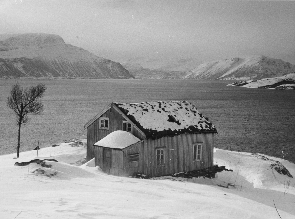Gammelt hus på Segelstein på Andørja. Astafjorden i bakgrunnen.