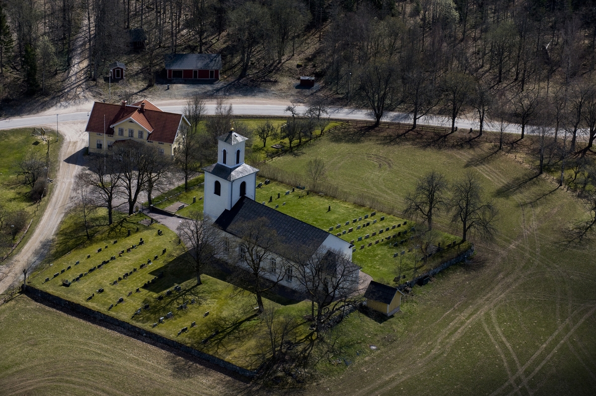 Flygfoto över Södra Solberga kyrka i Vetlanda kommun.