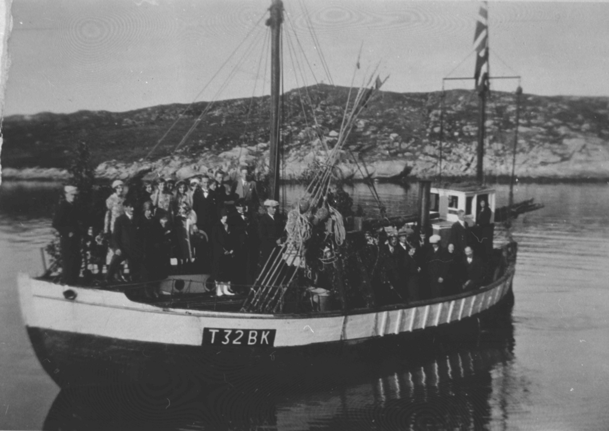 Båt med folk.  M/S "Polara" av Bjarkøy. 1933.
