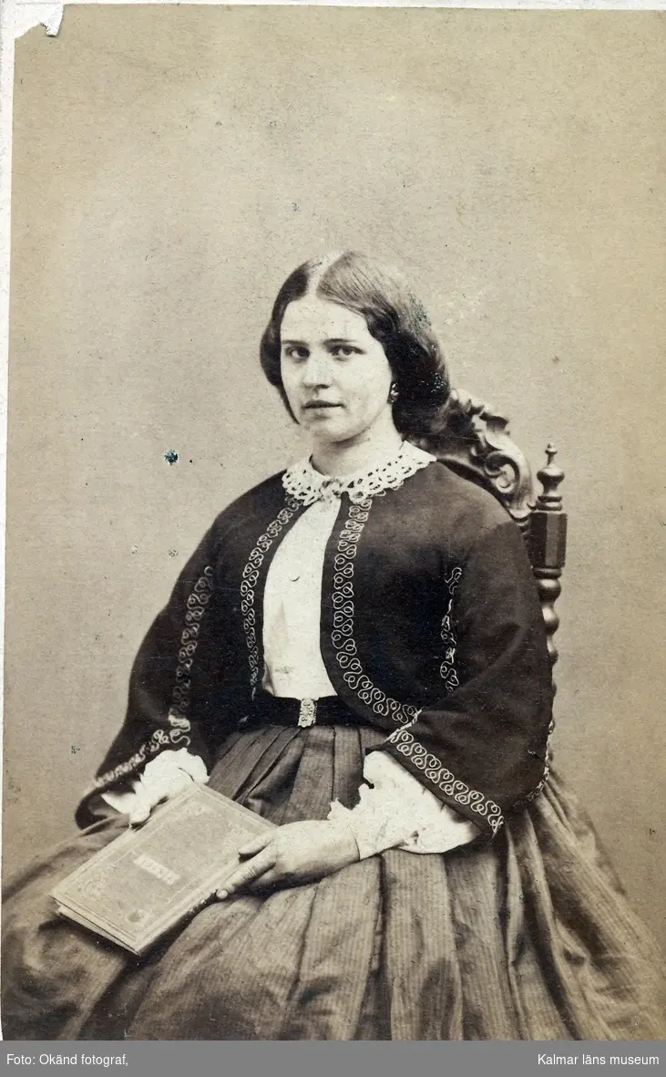 Mathilda Crohamn, (född Lönngren).
Hustru till musikprofessor J P Cronhamn, Stockholm. Gift 1855.
Text på fotots baksida: "I december år 1864."