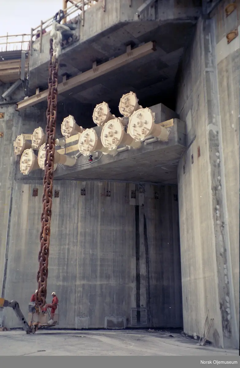 Draugen er under bygging i Jåttåvågen ved Stavanger.
Mye forskjellig utstyr skal monteres under byggeprosessen.
Rørinnganger til prosessanlegget er støpt inn i betongveggen.