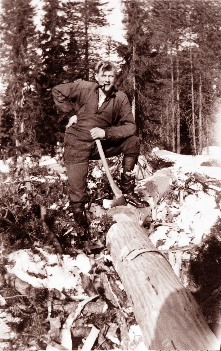 Tømmerhogging. Barking. Leif Sveen f. 1920. 