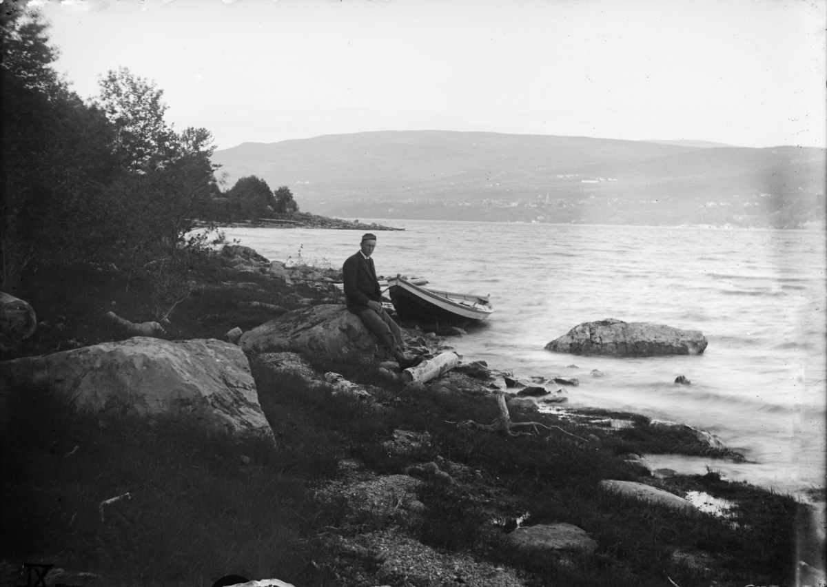 Sten Berner ved stranden ved Øyresvika sør for Vingnes, robåt, Lillehammer i bakgrunnen