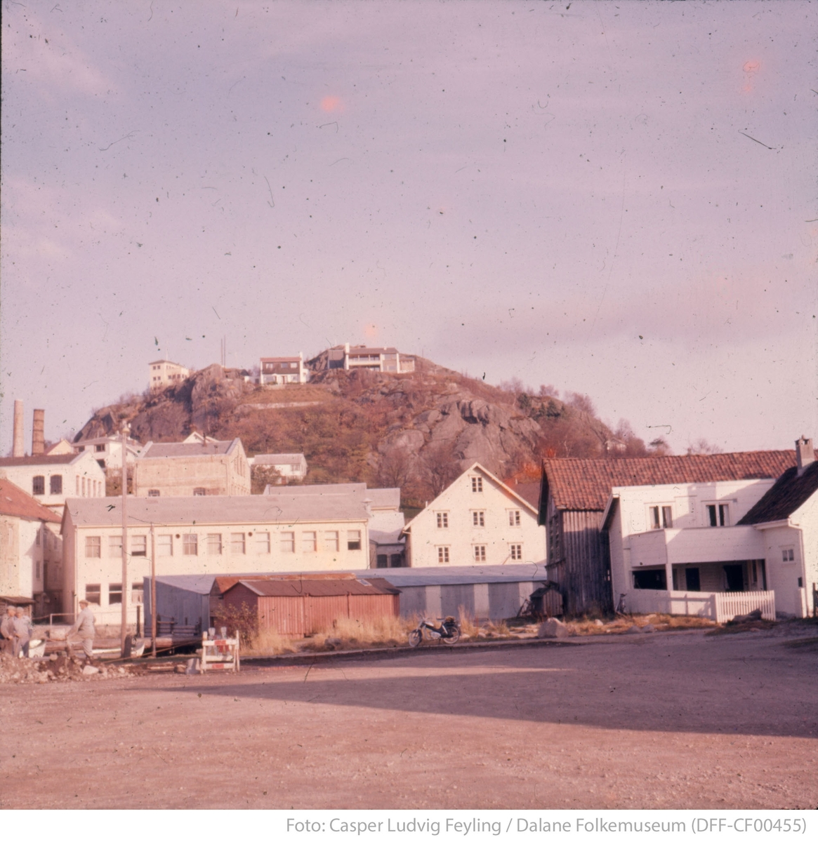 enden-av-b-ckmans-gate-i-egersund-utsikt-mot-damsg-rd-og-kr-kefjellet