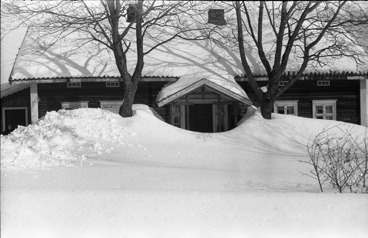 Vintermotiv. Fire bilder fra gangveg med store snømengder inn mot en villa. Stedet er antatt å være Øvre Evangsgutua 21 på Lena, Ø.Toten.